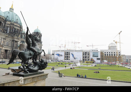 Berlin, Deutschland. 4. April 2016. Menschen arbeiten auf der Vorderseite das Berliner Stadtschloss in Berlin, Deutschland, 4. April 2016, mit der so genannten Humboldt-Box in den Vordergrund und der Berliner Dom auf der linken Seite abgebildet. Foto: RAINER JENSEN/Dpa/Alamy Live-Nachrichten Stockfoto