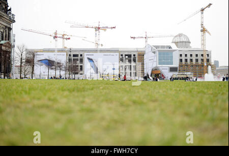 Berlin, Deutschland. 4. April 2016. Menschen arbeiten auf der Vorderseite das Berliner Stadtschloss in Berlin, Deutschland, 4. April 2016, mit der so genannten Humboldt-Box im Bild im Vordergrund. Foto: RAINER JENSEN/Dpa/Alamy Live-Nachrichten Stockfoto