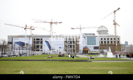 Berlin, Deutschland. 4. April 2016. Menschen arbeiten auf der Vorderseite das Berliner Stadtschloss in Berlin, Deutschland, 4. April 2016, mit der so genannten Humboldt-Box im Bild im Vordergrund. Foto: RAINER JENSEN/Dpa/Alamy Live-Nachrichten Stockfoto