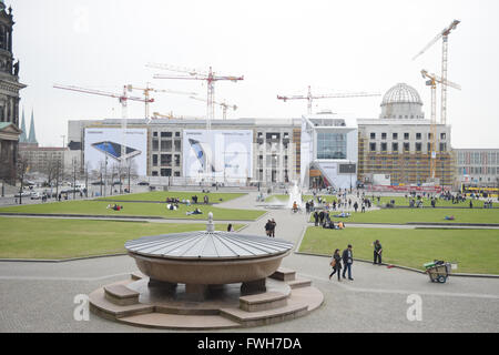 Berlin, Deutschland. 4. April 2016. Menschen arbeiten auf der Vorderseite das Berliner Stadtschloss in Berlin, Deutschland, 4. April 2016, mit der so genannten Humboldt-Box im Bild im Vordergrund. Foto: RAINER JENSEN/Dpa/Alamy Live-Nachrichten Stockfoto