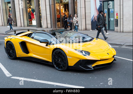 London, UK.  5. April 2016.  Eine helle gelbe Lamborghini Aventador SV drückt der Brompton Road.  Supersportwagen können in Knightsbridge gesehen werden, wie die "Saison" für Nahost-prozentige Supercars beginnen soll. Bildnachweis: Stephen Chung / Alamy Live News Stockfoto