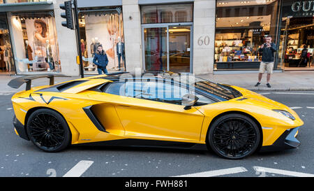 London, UK.  5. April 2016.  Eine helle gelbe Lamborghini Aventador SV drückt der Brompton Road.  Supersportwagen können in Knightsbridge gesehen werden, wie die "Saison" für Nahost-prozentige Supercars beginnen soll. Bildnachweis: Stephen Chung / Alamy Live News Stockfoto