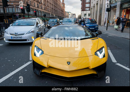London, UK.  5. April 2016.  Eine helle gelbe Lamborghini Aventador SV drückt der Brompton Road.  Supersportwagen können in Knightsbridge gesehen werden, wie die "Saison" für Nahost-prozentige Supercars beginnen soll. Bildnachweis: Stephen Chung / Alamy Live News Stockfoto