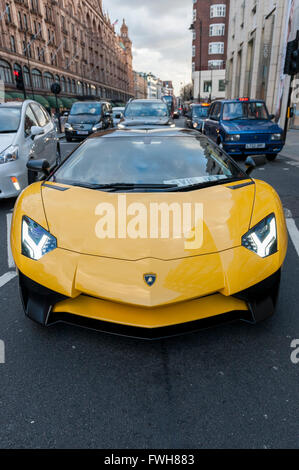 London, UK.  5. April 2016.  Eine helle gelbe Lamborghini Aventador SV drückt der Brompton Road.  Supersportwagen können in Knightsbridge gesehen werden, wie die "Saison" für Nahost-prozentige Supercars beginnen soll. Bildnachweis: Stephen Chung / Alamy Live News Stockfoto