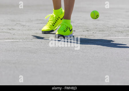 Charleston, SC, USA. 5. April 2016. Charleston, SC - 5. April 2016: Eugenie Bouchard (CAN) spielt gegen Alexandra Dulgheru (ROU) während der Volvo Auto Open im Kreis der Familie Tennis Center in Charleston, SC. Credit: Csm/Alamy Live-Nachrichten Stockfoto