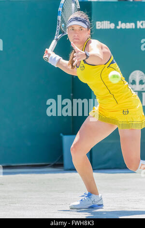 Charleston, SC, USA. 5. April 2016. Charleston, SC - 5. April 2016: Alexandra Dulgheru (ROU) spielt gegen Eugenie Bouchard (CAN) während der Volvo Auto Open im Kreis der Familie Tennis Center in Charleston, SC. Credit: Csm/Alamy Live-Nachrichten Stockfoto