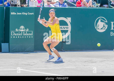 Charleston, SC, USA. 5. April 2016. Charleston, SC - 5. April 2016: Alexandra Dulgheru (ROU) spielt gegen Eugenie Bouchard (CAN) während der Volvo Auto Open im Kreis der Familie Tennis Center in Charleston, SC. Credit: Csm/Alamy Live-Nachrichten Stockfoto