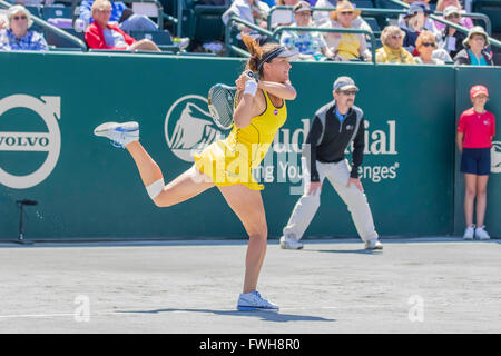 Charleston, SC, USA. 5. April 2016. Charleston, SC - 5. April 2016: Alexandra Dulgheru (ROU) spielt gegen Eugenie Bouchard (CAN) während der Volvo Auto Open im Kreis der Familie Tennis Center in Charleston, SC. Credit: Csm/Alamy Live-Nachrichten Stockfoto