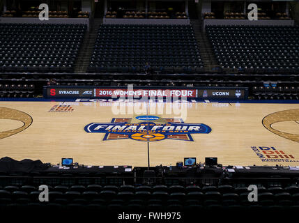 Indianapolis, Indiana, USA. 5. April 2016. Einen Überblick über das Gericht vor der NCAA Basketball-Spiel zwischen den Syracuse Orange und die Connecticut Huskies im Banker Leben Fieldhouse in Indianapolis, Indiana. John Mersits/CSM/Alamy Live-Nachrichten Stockfoto