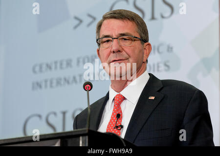 Vereinigte StatesWashington DC, USA. 5. April 2016. Verteidigungsminister Ash Carter spricht am Zentrum für strategische & International Studies (CSIS) auf das Verteidigungsministerium auf die Zukunft vorzubereiten. Bildnachweis: B Christopher/Alamy Live-Nachrichten Stockfoto