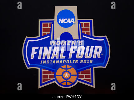 Indianapolis, Indiana, USA. 5. April 2016. Einen Überblick über die Frauen Final Four Logo vor NCAA Basketball-Meisterschaft-Spiel zwischen den Syracuse Orange und die Connecticut Huskies im Banker Leben Fieldhouse in Indianapolis, Indiana. John Mersits/CSM/Alamy Live-Nachrichten Stockfoto