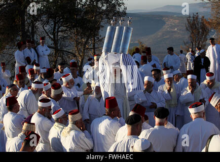 (160612)--NABLUS, 12. Juni 2016 (Xinhua)--A Priester der alten Samaritan Gemeinschaft hält eine Tora-Rolle während einer traditionellen Zeremonie feiern das geben des Torah auf "Schawuot-Festival" auf Garizim in der Nähe von West Bank Stadt von Nablus, am 12. Juni 2016.  (Xinhua/Nidal Eshtayeh) Stockfoto