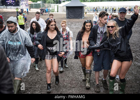 Manchester, UK. 11. Juni 2016.  Festivalbesucher Ankunft 2. Tag Parklife 2016 präsentiert von The Warehouse-Projekt an Heaton Park Manchester 05.12.2016 Credit: Gary Mather/Alamy Live News Stockfoto