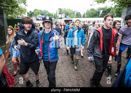 Manchester, UK. 11. Juni 2016.  Festivalbesucher Ankunft 2. Tag Parklife 2016 präsentiert von The Warehouse-Projekt an Heaton Park Manchester 05.12.2016 Credit: Gary Mather/Alamy Live News Stockfoto