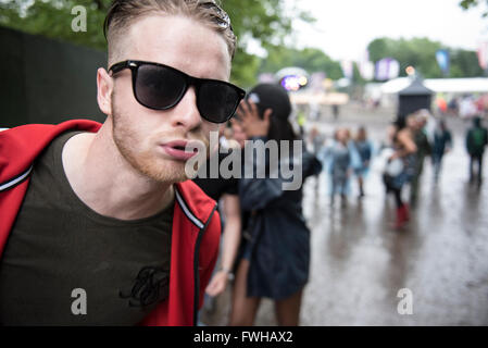 Manchester, UK. 11. Juni 2016.  Festivalbesucher Ankunft 2. Tag Parklife 2016 präsentiert von The Warehouse-Projekt an Heaton Park Manchester 05.12.2016 Credit: Gary Mather/Alamy Live News Stockfoto