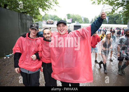 Manchester, UK. 11. Juni 2016.  Festivalbesucher Ankunft 2. Tag Parklife 2016 präsentiert von The Warehouse-Projekt an Heaton Park Manchester 05.12.2016 Credit: Gary Mather/Alamy Live News Stockfoto