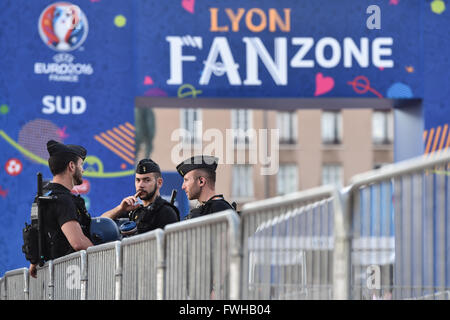 Polizisten stehen vor einem Eingang an der Fanzone am "Place Bellecour" in Lyon, Frankreich, 11. Juni 2016. Die UEFA EURO 2016 findet vom 10. Juni bis 10. Juli 2016 in Frankreich. Foto: Uwe Anspach/dpa Stockfoto