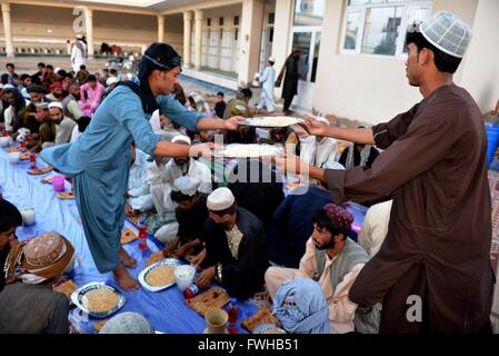 (160612)--KANDAHAR, 12. Juni 2016 (Xinhua)--Menschen verteilen Lebensmittel, wie sie ihr Fasten während des Ramadan in einer Moschee in der Provinz Kandahar, Afghanistan, 11. Juni 2016 zu brechen. (Xinhua/Sanaullah Seiam) Stockfoto