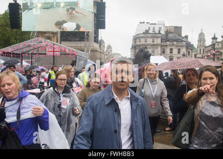 Trafalgar Square in London, 12. Juni 2016. Regen grüßt Londoner und Besucher der Hauptstadt Trafalgar Square als die Bürgermeister-Gastgeber einen Mäzen Mittagessen zur Feier des 90. Geburtstag der Königin. Bild: Bürgermeister von London Sadiq Khan tourt das Ereignis. Bildnachweis: Paul Davey/Alamy Live-Nachrichten Stockfoto