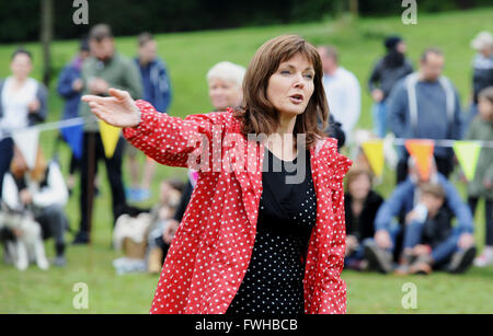 Brighton UK 12. Juni 2016 - Conferencier Annabel Giles auf der jährlichen Rinde in der Park-Hundeausstellung in Queens Park Brighton statt und die ist heute eines der beliebtesten Community-Events in der Stadt Credit: Simon Dack/Alamy Live News Stockfoto