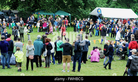 Brighton UK 12. Juni 2016 - Hunderte von Hunde und Besitzer bei der jährlichen Rinde in der Park-Hundeausstellung in Queens Park Brighton statt und die ist heute eines der beliebtesten Community-Events in der Stadt Credit: Simon Dack/Alamy Live News Stockfoto