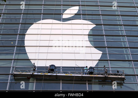 San Francisco, Kalifornien, USA. 11. Juni 2016. Arbeiter legen eine überdimensionale Apple-Logo auf der Vorderseite des Moscone Center in San Francisco, Kalifornien, USA, 11. Juni 2016. Der Apple Worldwide Developers Conference (WWDC) 2016 soll am 13. Juni geöffnet. Foto: CHRISTOPH DERNBACH/Dpa/Alamy Live News Stockfoto