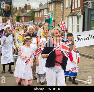 Bürgel, Hampshire, UK. 12. Juni 2016. Kinder in patriotischen Fancy Dress Parade durch die Straßen der New Forest Stadt während 90. Geburtstag feiern der Königin. Stockfoto