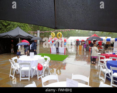 London, UK. 12. Juni 2016. Der Bürgermeister des Royal Borough of Kensington und Chelsea, Stadträtin Frau Elizabeth Rutherford besuchte der Herzog von York Platz feine Lebensmittelmarkt eingerichtet zur Feier des 90. Geburtstag der Königin. Bildnachweis: Brian Minkoff/Alamy Live-Nachrichten Stockfoto