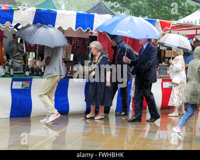 London, UK. 12. Juni 2016. Der Bürgermeister des Royal Borough of Kensington und Chelsea, Stadträtin Frau Elizabeth Rutherford besuchte der Herzog von York Platz feine Lebensmittelmarkt eingerichtet zur Feier des 90. Geburtstag der Königin. Bildnachweis: Brian Minkoff/Alamy Live-Nachrichten Stockfoto