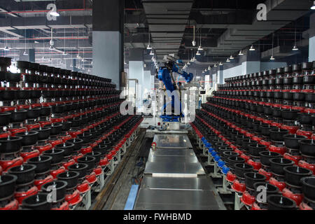 Kunming, China Yunnan Provinz. 12. Juni 2016. Ein Polier Roboter arbeitet am Standort in einem Roboter-Erlebnis-Zentrum in Kunming, Hauptstadt der südwestlichen chinesischen Provinz Yunnan, 12. Juni 2016. © Hu Chao/Xinhua/Alamy Live-Nachrichten Stockfoto