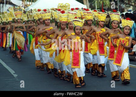 Denpasar, Bali, Indonesien. 11. Juni 2016. DENPASAR, BALI - JUNI 11: Tänzer von Bali zu zeigen, seine Fähigkeit während der 38. Bali Arts Festival parade zu Denpasar am 11. Juni 2016 in Bali, Indonesien. Das Bali-Kunst-Festival fand vom 11. Juni bis 9. Juli 2016, mit Tausenden von balinesischen Künstlern, Kunst Gruppen aus Indonesien und eine Gruppe von Kunst aus Europa, Asien, Afrika und Amerika. © Sijori Bilder/ZUMA Draht/Alamy Live-Nachrichten Stockfoto