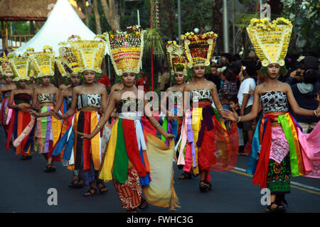 Denpasar, Bali, Indonesien. 11. Juni 2016. DENPASAR, BALI - JUNI 11: Tänzer von Bali zu zeigen, seine Fähigkeit während der 38. Bali Arts Festival parade zu Denpasar am 11. Juni 2016 in Bali, Indonesien. Das Bali-Kunst-Festival fand vom 11. Juni bis 9. Juli 2016, mit Tausenden von balinesischen Künstlern, Kunst Gruppen aus Indonesien und eine Gruppe von Kunst aus Europa, Asien, Afrika und Amerika. © Sijori Bilder/ZUMA Draht/Alamy Live-Nachrichten Stockfoto