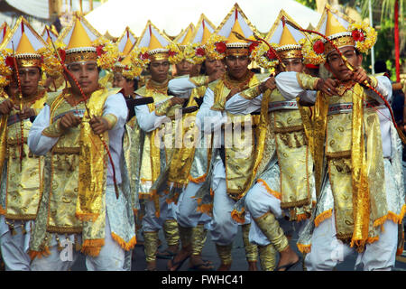 Denpasar, Bali, Indonesien. 11. Juni 2016. DENPASAR, BALI - JUNI 11: Tänzer von Bali zu zeigen, seine Fähigkeit während der 38. Bali Arts Festival parade zu Denpasar am 11. Juni 2016 in Bali, Indonesien. Das Bali-Kunst-Festival fand vom 11. Juni bis 9. Juli 2016, mit Tausenden von balinesischen Künstlern, Kunst Gruppen aus Indonesien und eine Gruppe von Kunst aus Europa, Asien, Afrika und Amerika. © Sijori Bilder/ZUMA Draht/Alamy Live-Nachrichten Stockfoto