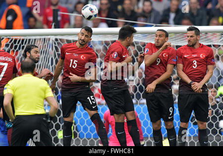 (R-L): Hakan Balta, Cenk Tosun, Ozan Tufan und Mehmet Topal der Türkei während der UEFA Euro 2016 Gruppe D-Fußballspiel zwischen der Türkei und Kroatien im Stadion Parc de Princes in Paris, 12. Juni 2016 zu verteidigen. Foto: Peter Kneffel/dpa Stockfoto