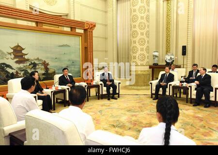 (160612)--Peking, 12. Juni 2016 (Xinhua)--Liu Yunshan (2 L), Mitglied des ständigen Ausschusses des Politbüros des Zentralkomitees der kommunistischen Partei von China (CPC) und Sekretär des Sekretariats des ZK der trifft sich mit Gruppenmitgliedern publizieren die Taten der Li Baoguo, späten Forstwirtschaft Professor, die Linderung der Armut durch Aufforstung, bevor ein Seminar zum Thema Li seiner Arbeit in der großen Halle des Volkes in Peking setzte sich , Hauptstadt von China, 12. Juni 2016. (Xinhua/Rao Aimin) (Zwx) Stockfoto