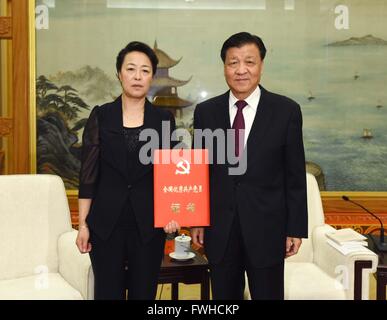 (160612)--Peking, 12. Juni 2016 (Xinhua)--Liu Yunshan (R), Mitglied des ständigen Ausschusses des Politbüros des Zentralkomitees der kommunistischen Partei von China (CPC) und Sekretär des Sekretariats des ZK der präsentiert Li Baoguos Familienmitglied mit Zertifikat für Exzellenz von Li Baoguo, späten Forstwirtschaft Professor, die Linderung der Armut durch Aufforstung, bevor ein Seminar zum Thema Li seiner Arbeit in der großen Halle des Volkes in Peking setzte sich , Hauptstadt von China, 12. Juni 2016. (Xinhua/Rao Aimin) (Zwx) Stockfoto