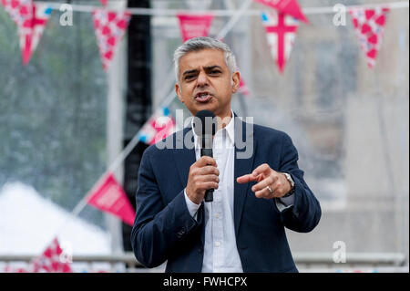 London, UK. 12. Juni 2016. Sadiq Khan, neu gewählte Bürgermeister von London, Gastgeber zahlreicher Menschen versammelten sich in Trafalgar Square, trotz starken Regens des Mayor of London Gönner mittags in der Feier der Königin Beamten 90. Geburtstag. Bildnachweis: Stephen Chung/Alamy Live-Nachrichten Stockfoto