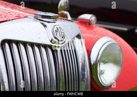 Seaburn, Sunderland, Tyne and Wear, 12. Juni 2016, sehen Besucher Oldtimer und Veteranen auf Seaburn Classic Car Show 2016. Bildnachweis: Robert Cole/Alamy Live-Nachrichten Stockfoto