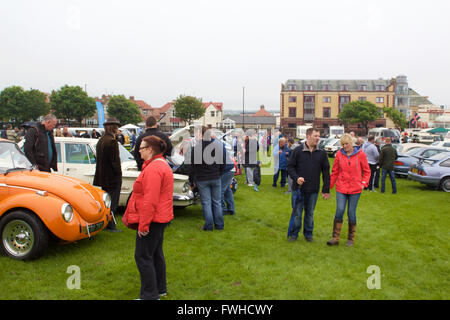 Seaburn, Sunderland, Tyne and Wear, 12. Juni 2016, sehen Besucher Oldtimer und Veteranen auf Seaburn Classic Car Show 2016. Bildnachweis: Robert Cole/Alamy Live-Nachrichten Stockfoto