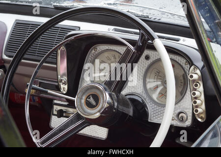 Seaburn, Sunderland, Tyne and Wear, 12. Juni 2016, sehen Besucher Oldtimer und Veteranen auf Seaburn Classic Car Show 2016. Bildnachweis: Robert Cole/Alamy Live-Nachrichten Stockfoto