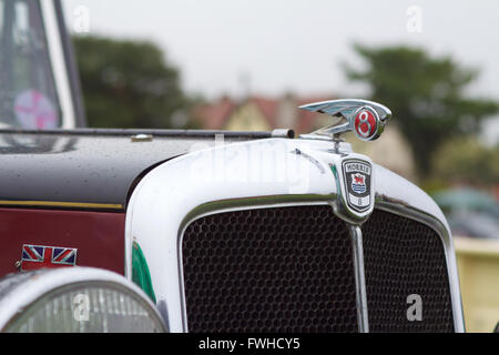 Seaburn, Sunderland, Tyne and Wear, 12. Juni 2016, sehen Besucher Oldtimer und Veteranen auf Seaburn Classic Car Show 2016. Bildnachweis: Robert Cole/Alamy Live-Nachrichten Stockfoto