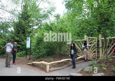 Besucher stehen vor dem Eingang zu den Hallett Naturschutzgebiet am Central Park in New York, USA, 18. Mai 2016. Dieser Teil des Central Parks wurde der Öffentlichkeit im Frühjahr nach überholt wiedereröffnet. Foto: CHRISTINA HORSTEN/dpa Stockfoto