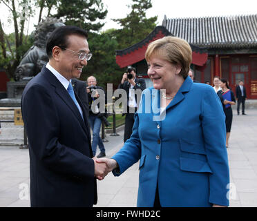 (160612)--Peking, 12. Juni 2016 (Xinhua)--chinesischen Premier Li Keqiang (L) trifft sich mit Bundeskanzlerin Angela Merkel bei ihrem Besuch in China für die vierte Runde der China-Deutschland zwischenstaatliche Konsultationen in Peking, Hauptstadt von China, 12. Juni 2016. (Xinhua/Pang Xinglei) (Zwx) Stockfoto