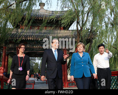 (160612)--Peking, 12. Juni 2016 (Xinhua)--der chinesische Ministerpräsident Li Keqiang (2. L) geht mit Bundeskanzlerin Angela Merkel (2. R) bei ihrem Besuch in China für die vierte Runde der China-Deutschland zwischenstaatliche Konsultationen vor ihrem Treffen im Sommerpalast in Peking, Hauptstadt von China, 12. Juni 2016. (Xinhua/Pang Xinglei) (Zwx) Stockfoto