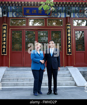 (160612)--Peking, 12. Juni 2016 (Xinhua)--Chinese Premier Li Keqiang (R) trifft sich mit Bundeskanzlerin Angela Merkel bei ihrem Besuch in China für die vierte Runde der China-Deutschland zwischenstaatliche Konsultationen in Peking, Hauptstadt von China, 12. Juni 2016. (Xinhua/Pang Xinglei) (Zwx) Stockfoto