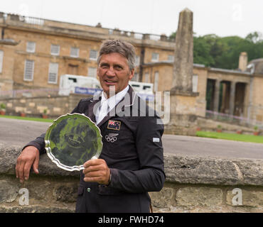 Braham, Yorkshire, Großbritannien. 12. Juni 2016. Andrew Nicholson (NZL) Gewinner der 2016 Equi-Trek Braham CCI drei Sterne Horse Trials. Vor Bramham House mit der Sugden Perpetual Trophäe an die siegreiche Fahrer vergeben. Bildnachweis: Trevor Holt/Alamy Live-Nachrichten Stockfoto