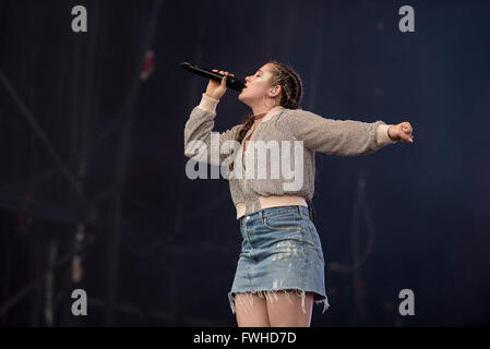 Manchester, UK. 12. Juni 2016. Katy B führt auf der Hauptbühne beim Parklife 2016 präsentiert von The Warehouse-Projekt im Heaton Park, Manchester 05.12.2016 Credit: Gary Mather/Alamy Live News Stockfoto