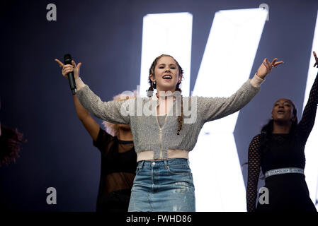 Manchester, UK. 12. Juni 2016. Katy B führt auf der Hauptbühne beim Parklife 2016 präsentiert von The Warehouse-Projekt im Heaton Park, Manchester 05.12.2016 Credit: Gary Mather/Alamy Live News Stockfoto