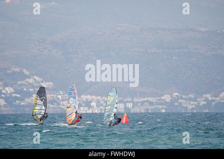 Sant Pere Pescador, Spain.12th Juni 2016. Windsurfing-Weltmeisterschaft Grand Prix Catalunya Costa Brava. Die besten Sportler beteiligen sich an dieser, die Meisterschaft am Strand von Cortal De La Devesa in dem auch eine Konzentration von Volkswagen vans durchgeführt. Bildnachweis: Pablo Guillen/Alamy Live-Nachrichten Stockfoto