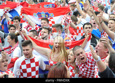 (160613)--ZAGREB, 13. Juni 2016 (Xinhua)--kroatische Fußball Fans jubeln, wie sie die Euro 2016 Fußballspiel zwischen Kroatien und der Türkei in eine Fanzone am zentralen Platz in Zagreb, Kroatien, 12. Juni 2016 zu sehen. (Xinhua/Miso-Lisanin) Stockfoto